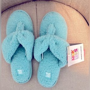 Muk Luk Slippers. NWT. Size large (9/10).